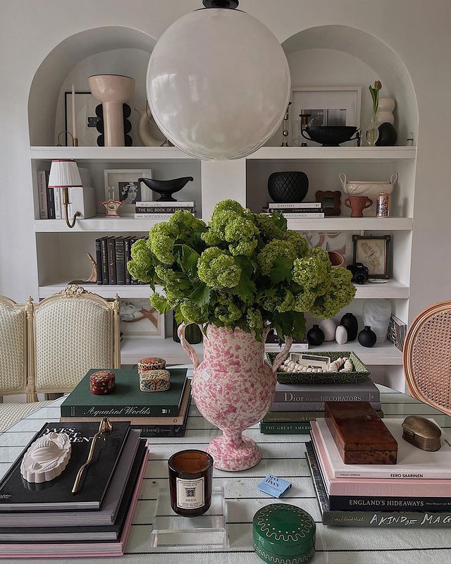 table styling with vase and books